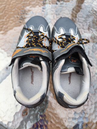 Zapatillas spinning grises y naranjas
