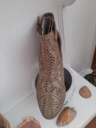Botines Beige Dorados con Calados