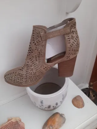 Botines Beige Dorados con Calados