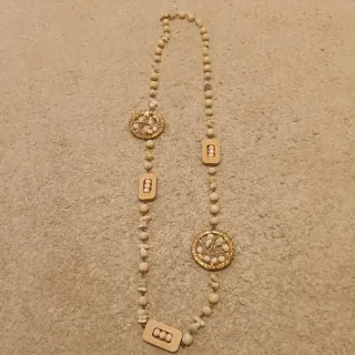 Collar bisutería mujer. Blanco roto y dorado