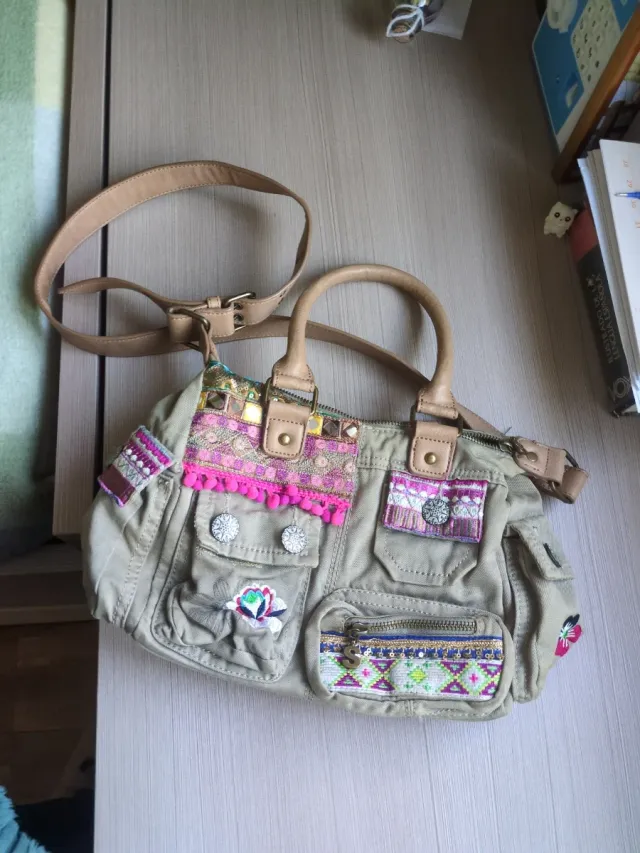 Bolso de mano y hombro con adornos