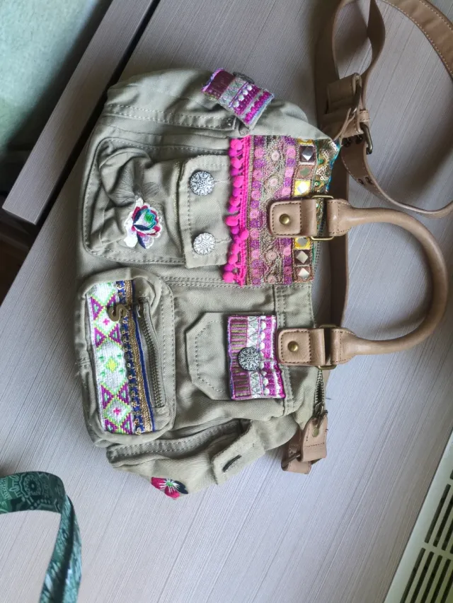 Bolso de mano y hombro con adornos