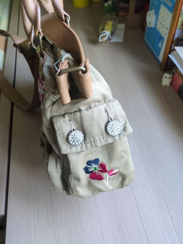 Bolso de mano y hombro con adornos