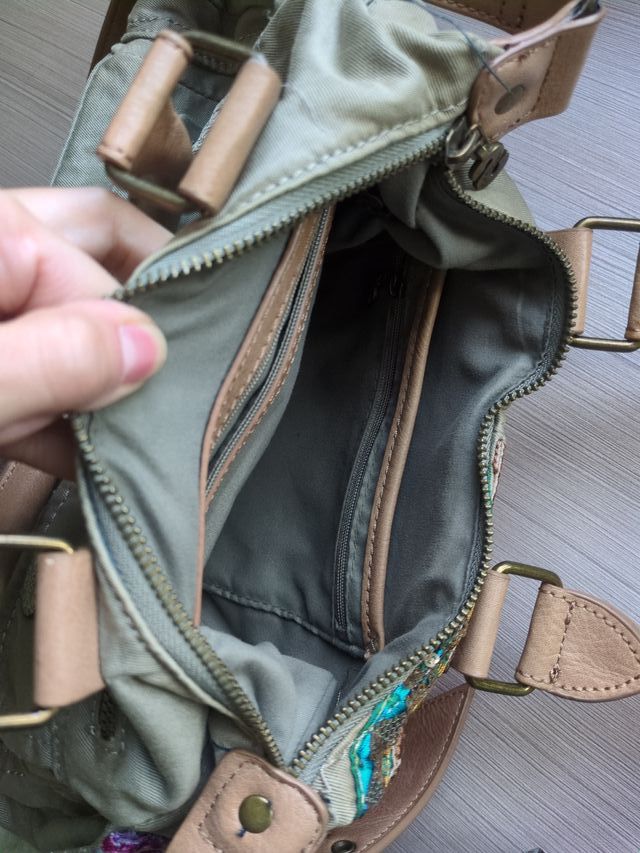 Bolso de mano y hombro con adornos