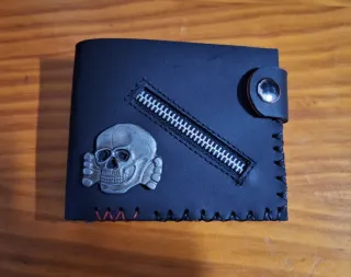 Cartera de cuero con  calavera