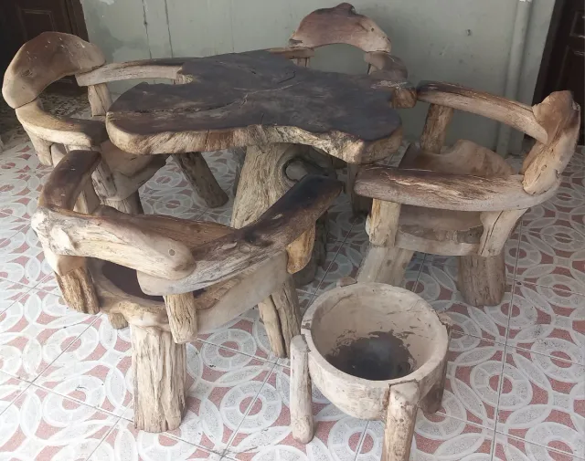 Mesa y sillas rústicas de madera