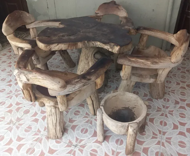Mesa y sillas rústicas de madera