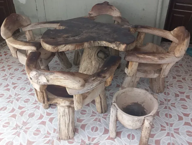 Mesa y sillas rústicas de madera