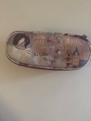 Estuche Anekke con dibujo de niña