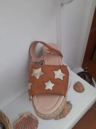 Sandalias plataforma estrellas marrón y oro