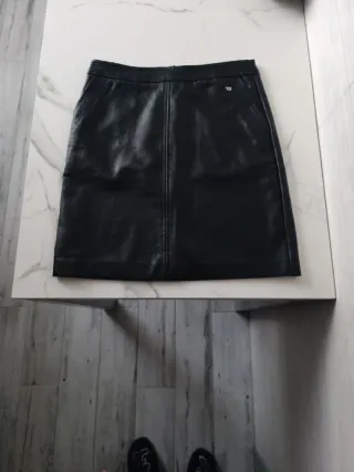 Falda de cuero negra (poli piel)