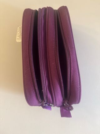 Estuche morado con dos compartimentos