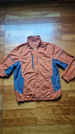 Chaqueta impermeable naranja y azul