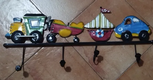 Perchero infantil de pared con tren, avión, barco