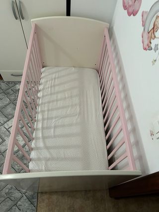 Cuna de madera para bebé con cajón
e buen estado