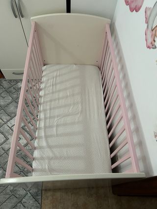 Cuna de madera para bebé con cajón
e buen estado