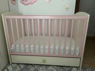 Cuna de madera para bebé con cajón
e buen estado