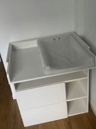 Cambiador bebé blanco con cajones y estantes 
