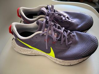 Zapatillas Nike Trail Moradas y Amarillas