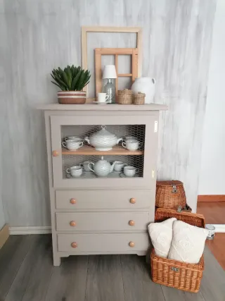 Mueble aparador de madera y cristal