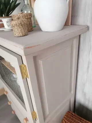 Mueble aparador de madera y cristal