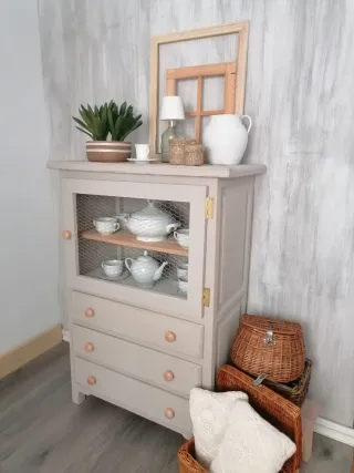 Mueble aparador de madera y cristal