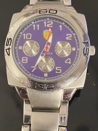 Reloj morado y plateado