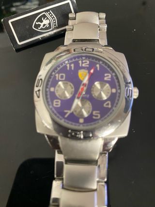 Reloj morado y plateado