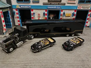 Camión tráiler + 2 coches 