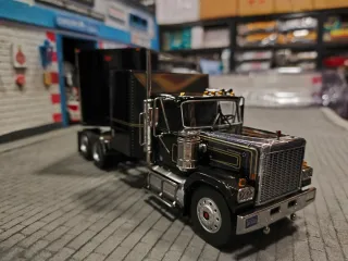 Camión tráiler + 2 coches 