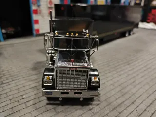 Camión tráiler + 2 coches 