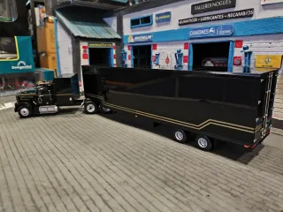Camión tráiler + 2 coches 