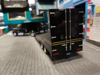 Camión tráiler + 2 coches 
