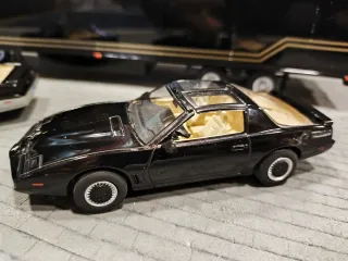Camión tráiler + 2 coches 