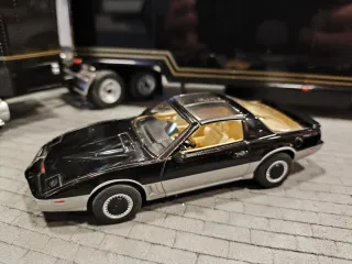 Camión tráiler + 2 coches 