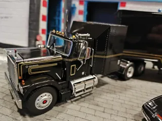 Camión tráiler + 2 coches 