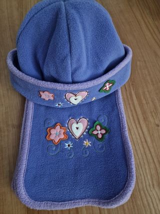 Conjunto de niña de gorro, bufanda y guantes. 