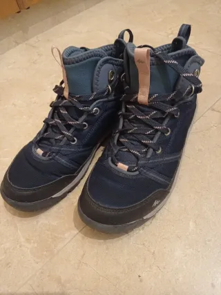 Botas de senderismo y montaña azules