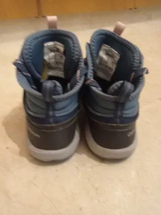 Botas de senderismo y montaña azules