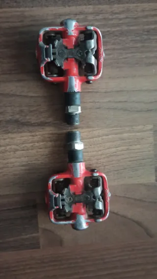 Pedales automáticos MTB rojos