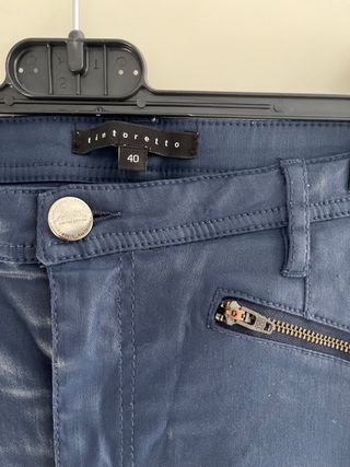 Pantalón Tintoretto azul efecto piel