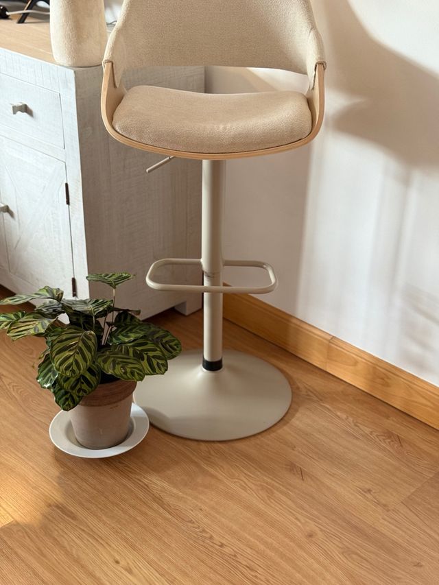 Taburete alto beige y marrón