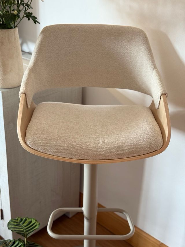 Taburete alto beige y marrón