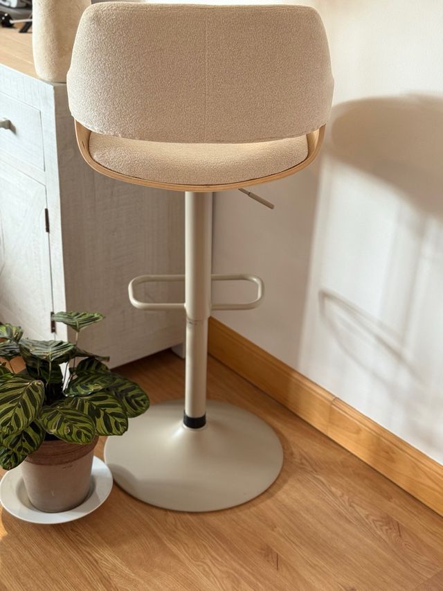 Taburete alto beige y marrón