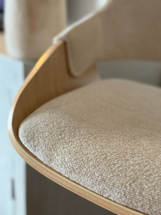 Taburete alto beige y marrón