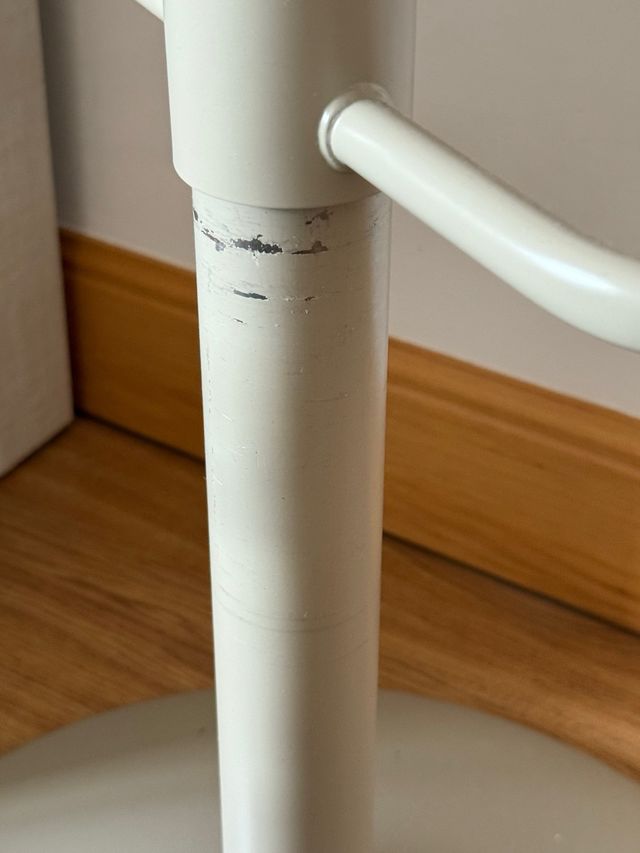 Taburete alto beige y marrón