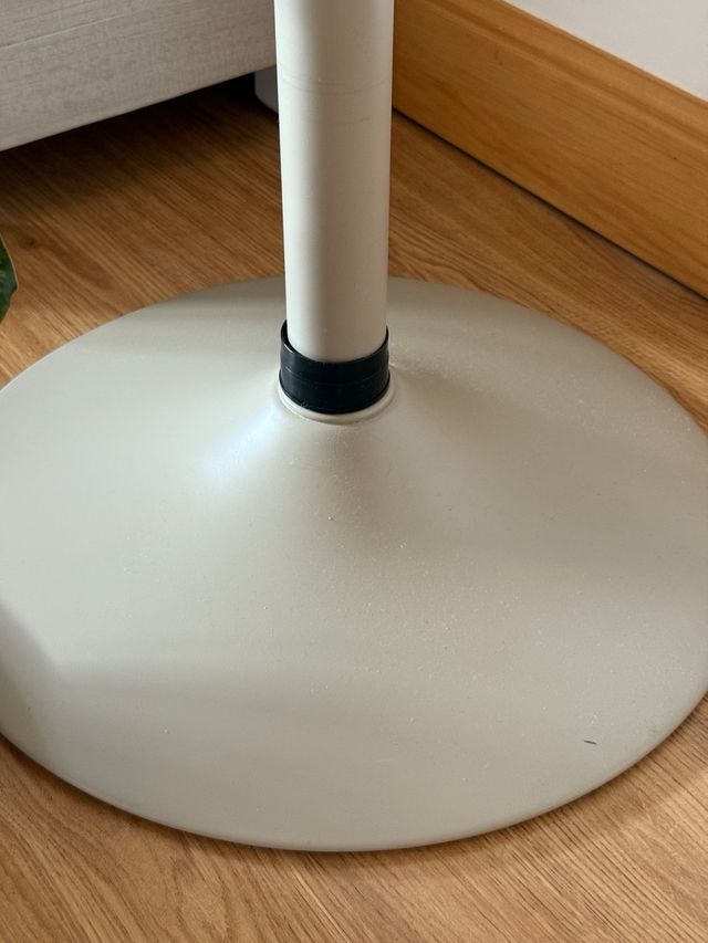 Taburete alto beige y marrón