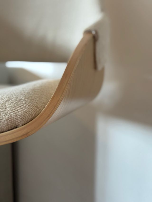 Taburete alto beige y marrón