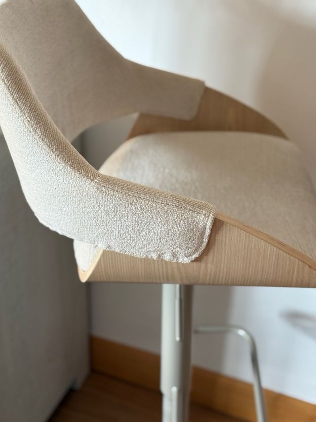 Taburete alto beige y marrón