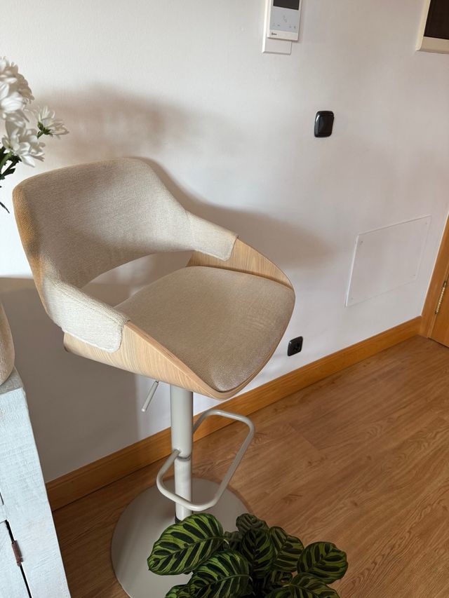 Taburete alto beige y marrón